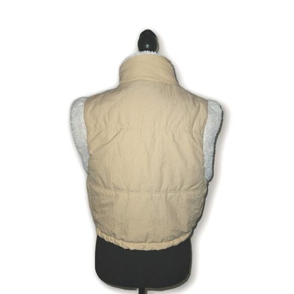 New Thread & Supply Women's Sherpa Trim Cropped Quilted Vest Pockets Size Medium - Picture 3 of 8